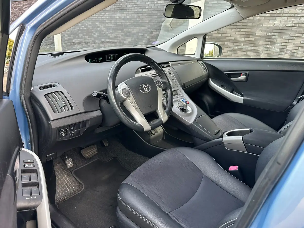 Toyota Prius 1.8 Plug-in Dynamic Business: foto 2