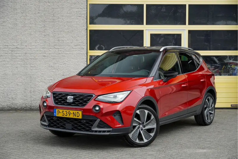 SEAT Arona 1.0 TSI FR Business Intense BJ2022 Lmv 18" | Led V+A | Pdc | Keyless entry | Achteruitrijcamera | App-Connect | Navi | Virtual cockpit | Dashboard verlichting | Climate control | Cruise control | Sportstoelen | Verwarmde voorstoelen | Zwarte hemel 2022 leasen bij DreamLease: foto 1