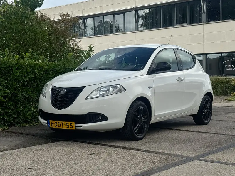 Lancia Ypsilon 0.9 TwinAir Elefantino Plus 2014 leasen bij DreamLease: foto 1