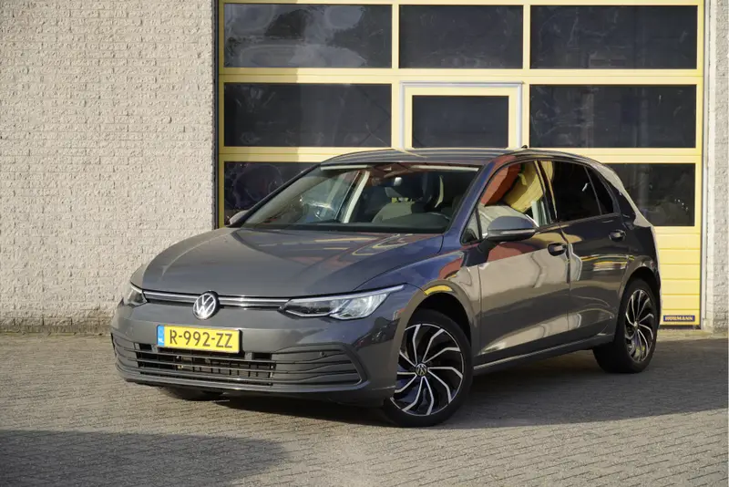 Volkswagen Golf 1.0 TSI Life BJ2022 Lmv 17" | Led V+A | Pdc | Achteruitrijcamera | App-Connect | Navi | Sfeerverlichting | Climate control | Cruise control | Verwarmd stuur | Verwarmde voorstoelen | Extra getint glas 2022 leasen bij DreamLease: foto 1