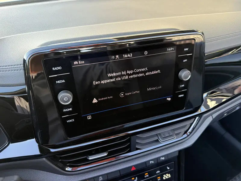 Volkswagen T-Roc Cabrio 1.5 TSI R-Line 2023 leasen bij DreamLease: foto 2