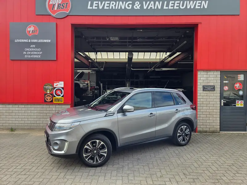 Suzuki Vitara 1.5 Hybrid Style Automaat/ Schuifdak/ Parkeersensoren voor + achter/ Trekhaak/ Navi/ Rijklaarprijs! 2022 leasen bij DreamLease: foto 1