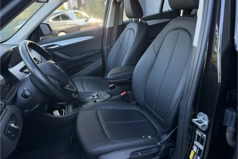 BMW X1 xDrive25e | Leder | Unieke kleur! | Elektrische Klep | PDC V & A | Carplay 2022 leasen bij DreamLease: foto 2