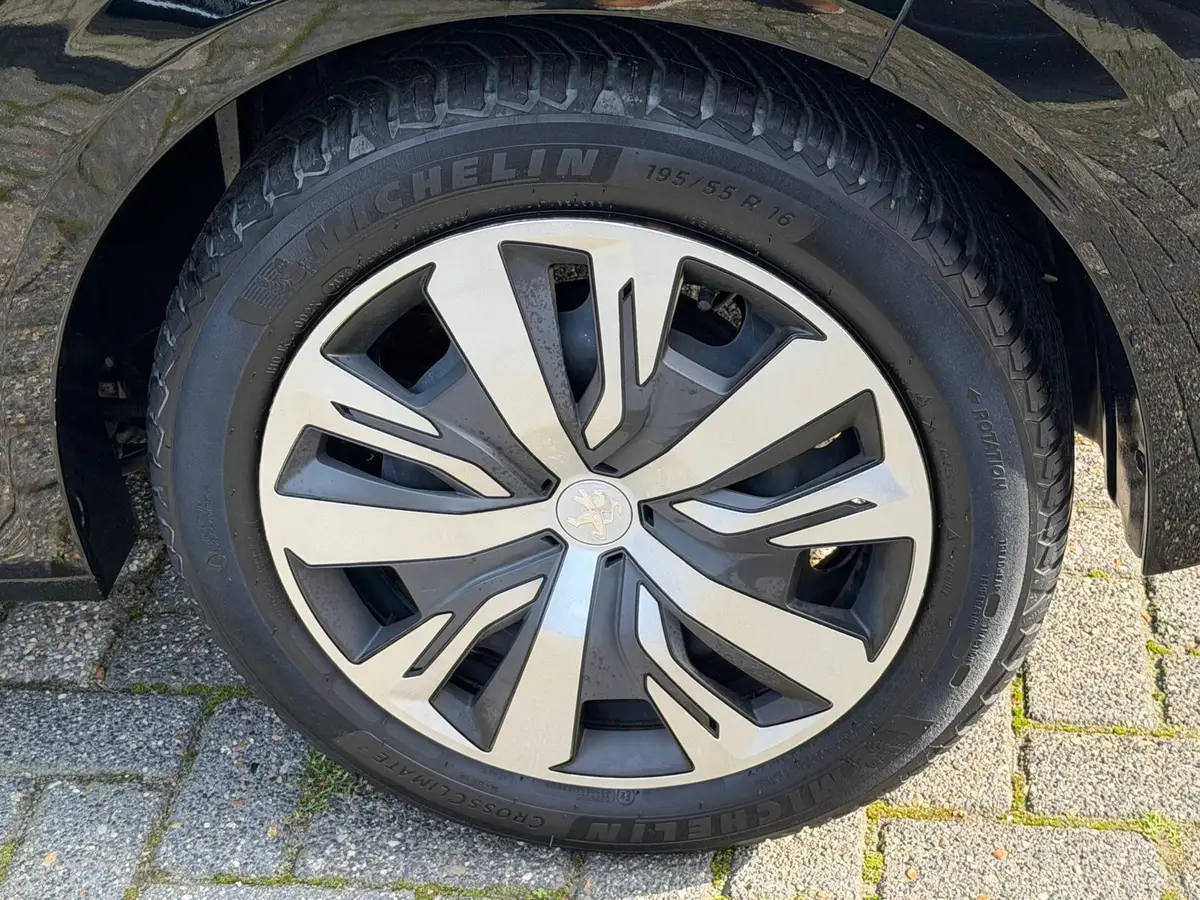 Peugeot 208 1.2 PureTech Active Pack: foto 41