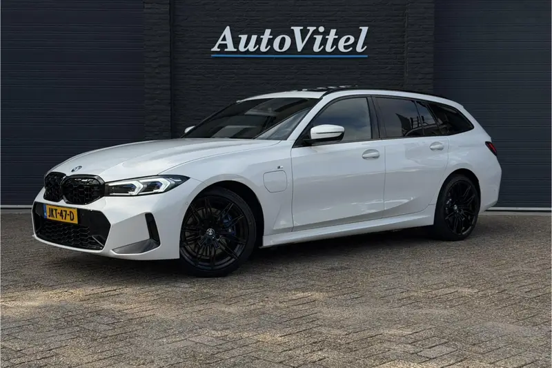 BMW 3 Serie Touring 330e M-Sport | 19,5 kWh Accu | Panodak | Head-Up | Memory | Trekhaak | 360° Camera | Fabrieksgarantie 2024 leasen bij DreamLease: foto 1
