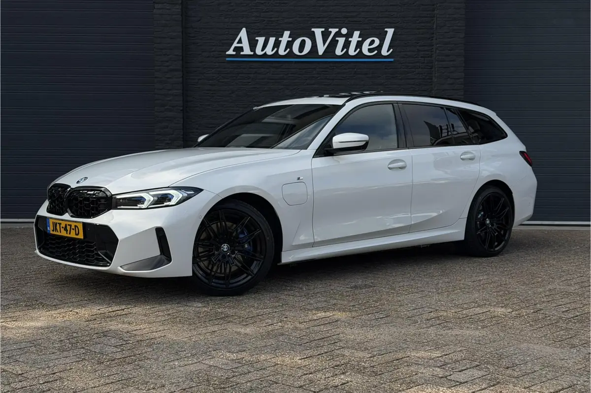 BMW 3 Serie Touring 330e M-Sport | 19,5 kWh Accu | Panodak | Head-Up | Memory | Trekhaak | 360° Camera | Fabrieksgarantie: foto 1