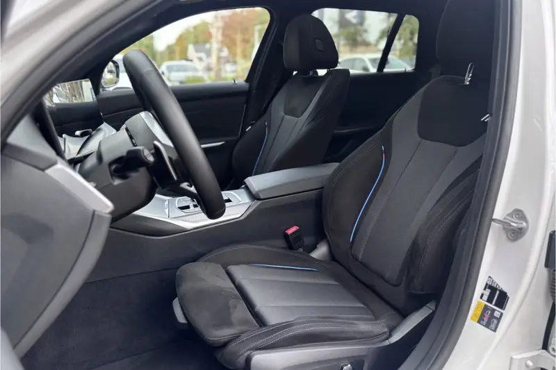 BMW 3 Serie Touring 330e M-Sport | 19,5 kWh Accu | Panodak | Head-Up | Memory | Trekhaak | 360° Camera | Fabrieksgarantie 2024 leasen bij DreamLease: foto 2