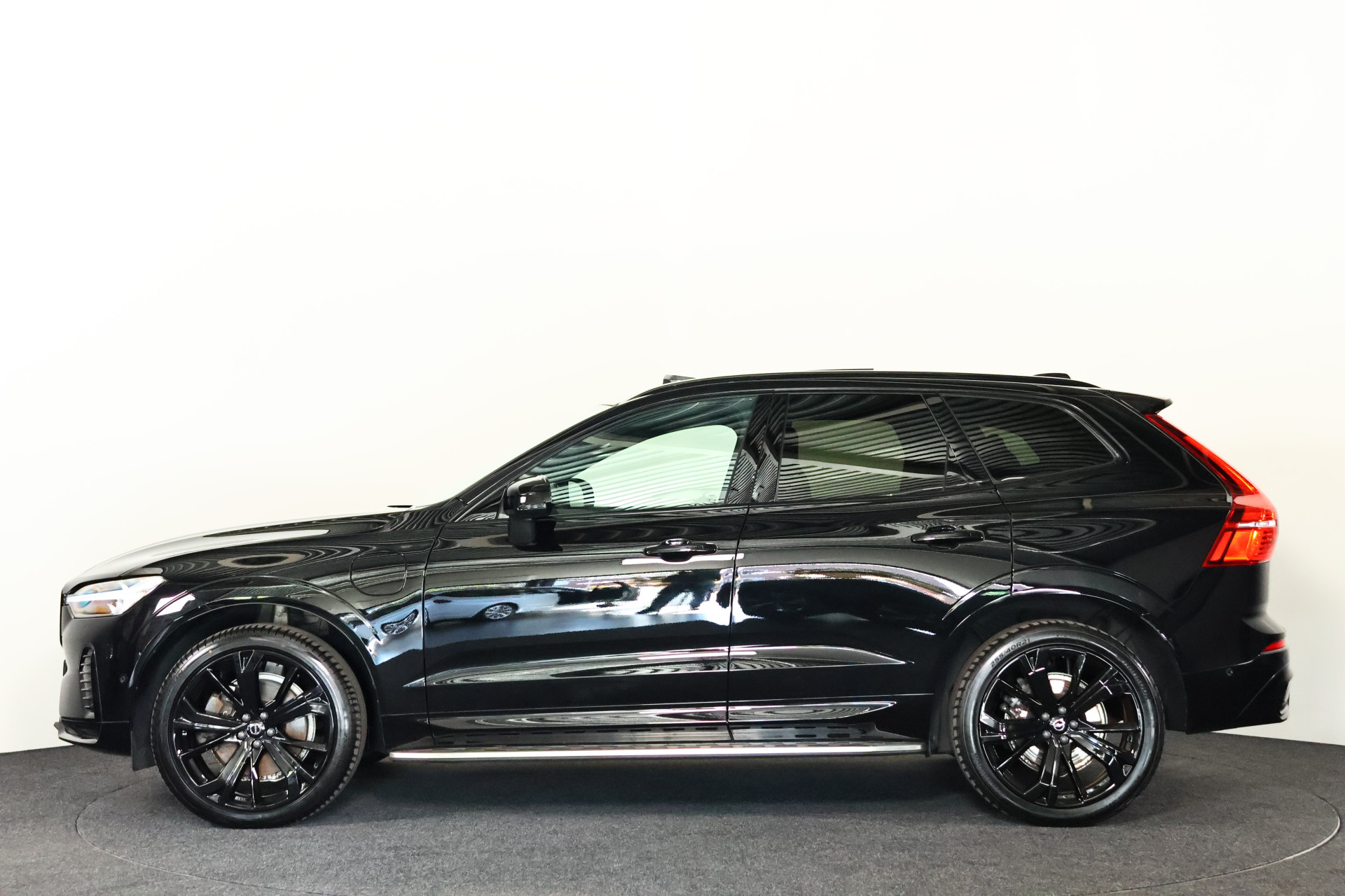 Volvo XC60 2.0 T6 Plug-in hybrid AWD R-Design: foto 34