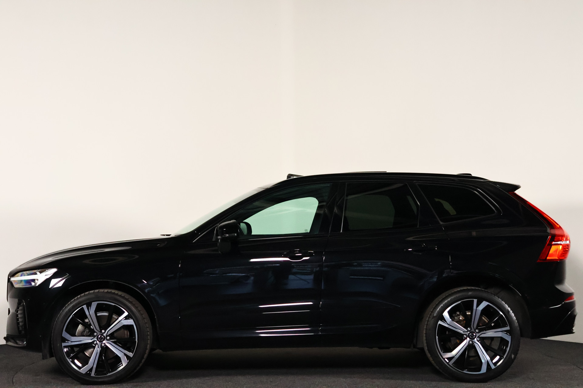 Volvo XC60 2.0 B4 Plus Dark: foto 38