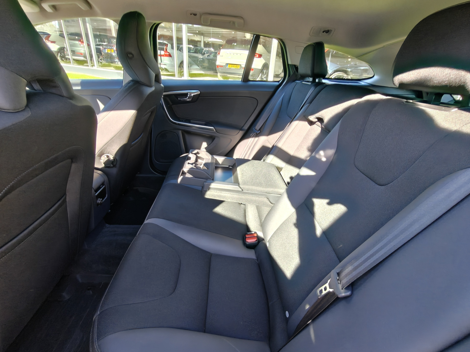 Volvo V60 T3 150PK Automaat Momentum: foto 43