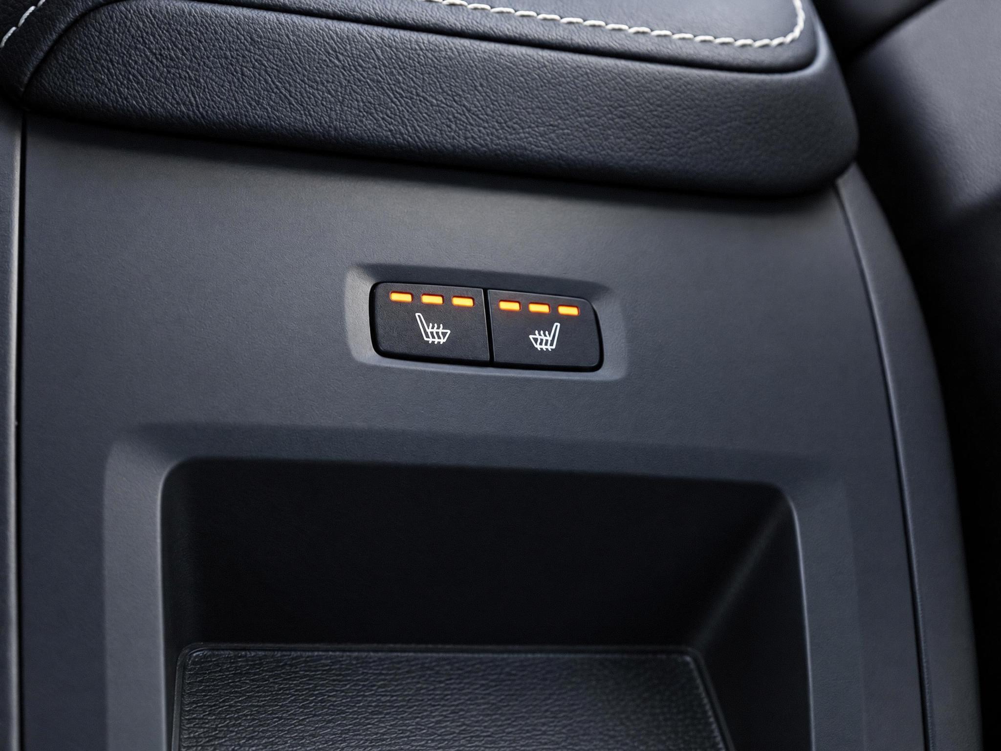 Volvo XC60 2.0 T6 Plug-in hybrid AWD Ultra Black Edition: foto 30