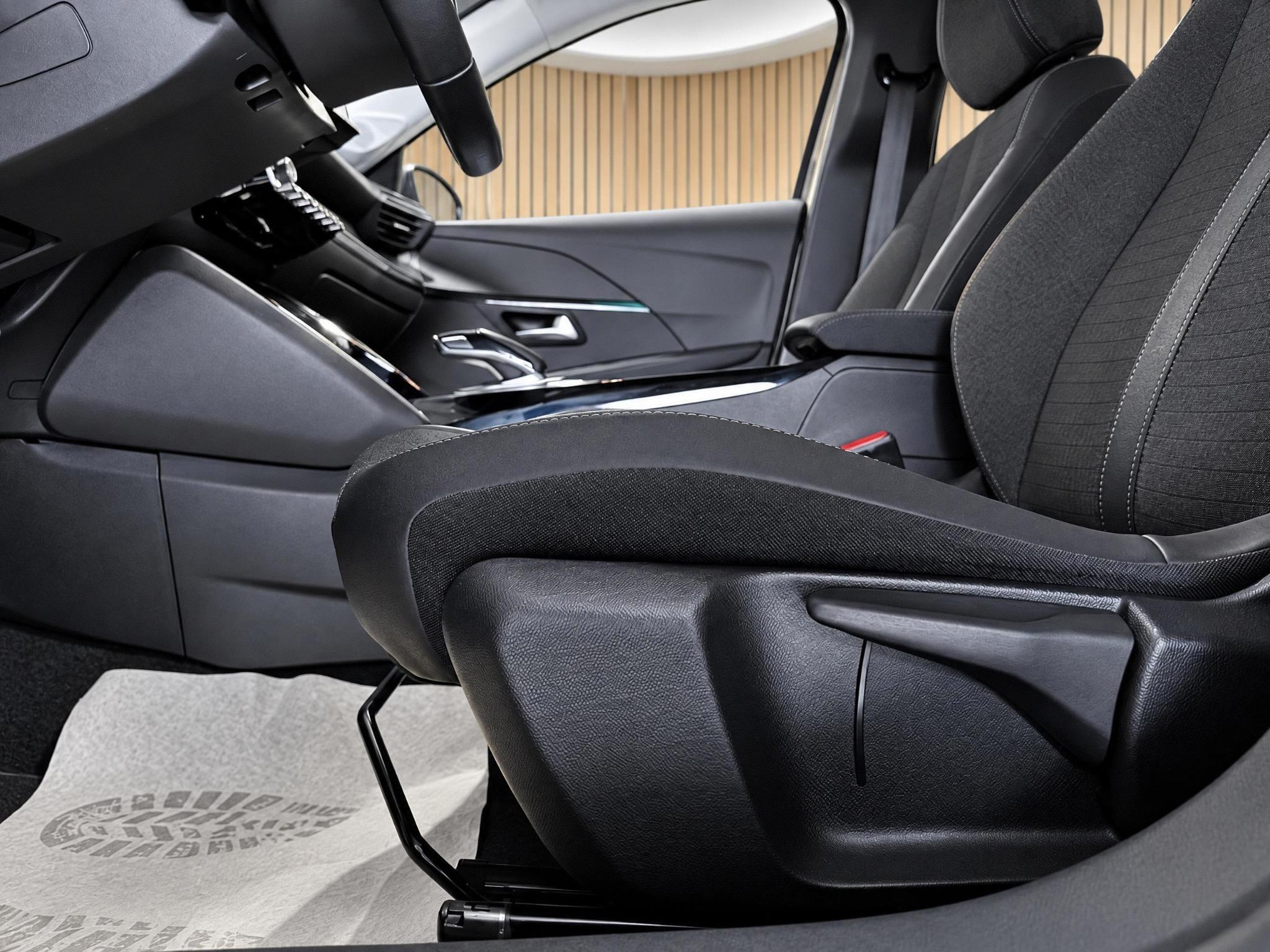 Peugeot 208 1.2 PureTech GT Pack: foto 30