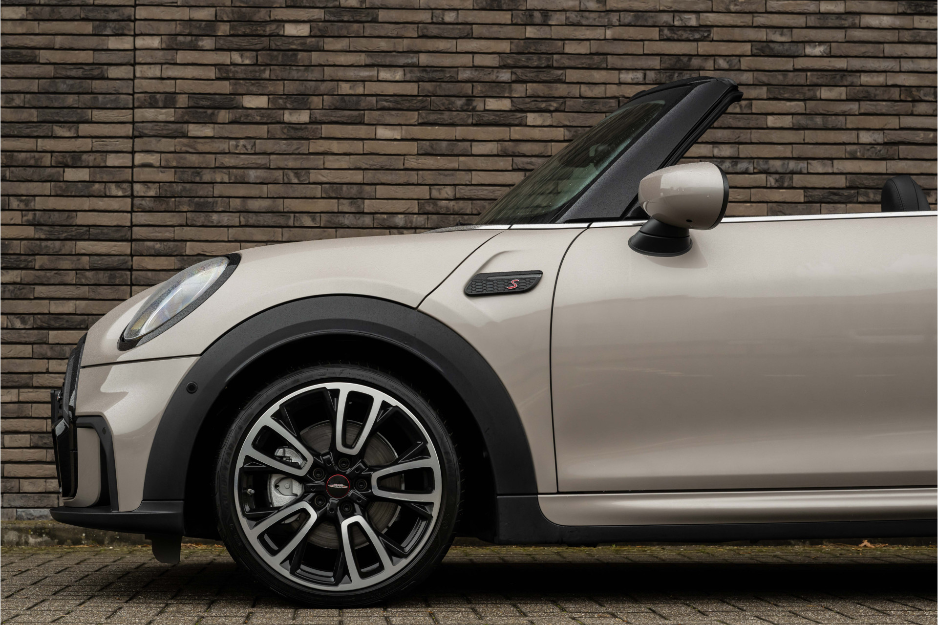 MINI Cooper S Cabrio 2.0 F1 Aut. | JCW-Trim | Navigatie | Lounge Leder | H&K | Head-Up | Camera | 18"LM | Rooftop Grey: foto 34