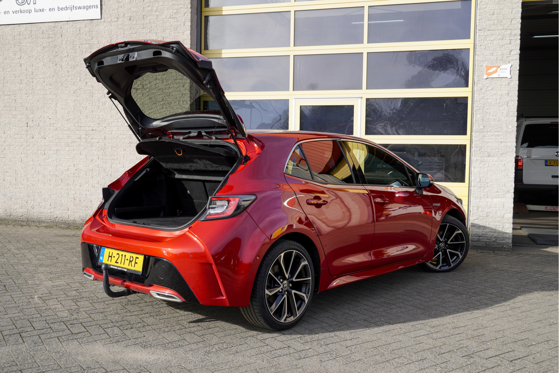 Toyota Corolla 2.0 Hybrid Automaat! 5drs Executive BJ2020 Lmv 18" | Led V+A | Pdc | Keyless entry | Trekhaak | Achteruitrijcamera | App-Connect | Navi | Head-up display | Sportstoelen | Verwarmde voorstoelen | Zwarte hemel | Extra getint glas: foto 10