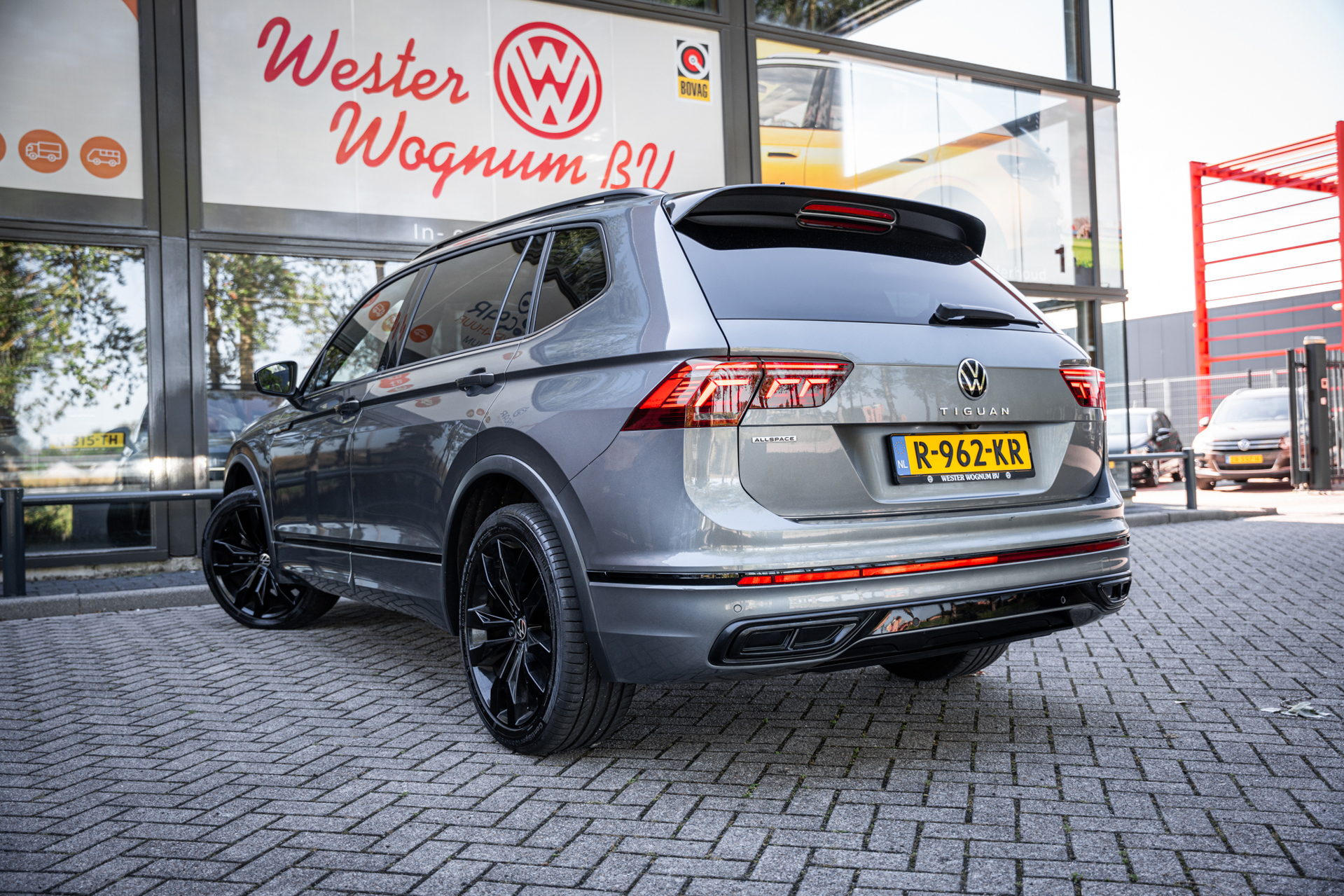 Volkswagen Tiguan Allspace 1.5 TSI R-Line Business+ | 7 persoons | Panoramadak | Leder | Trekhaak | Carplay | Stoel en stuurverw.|: foto 76
